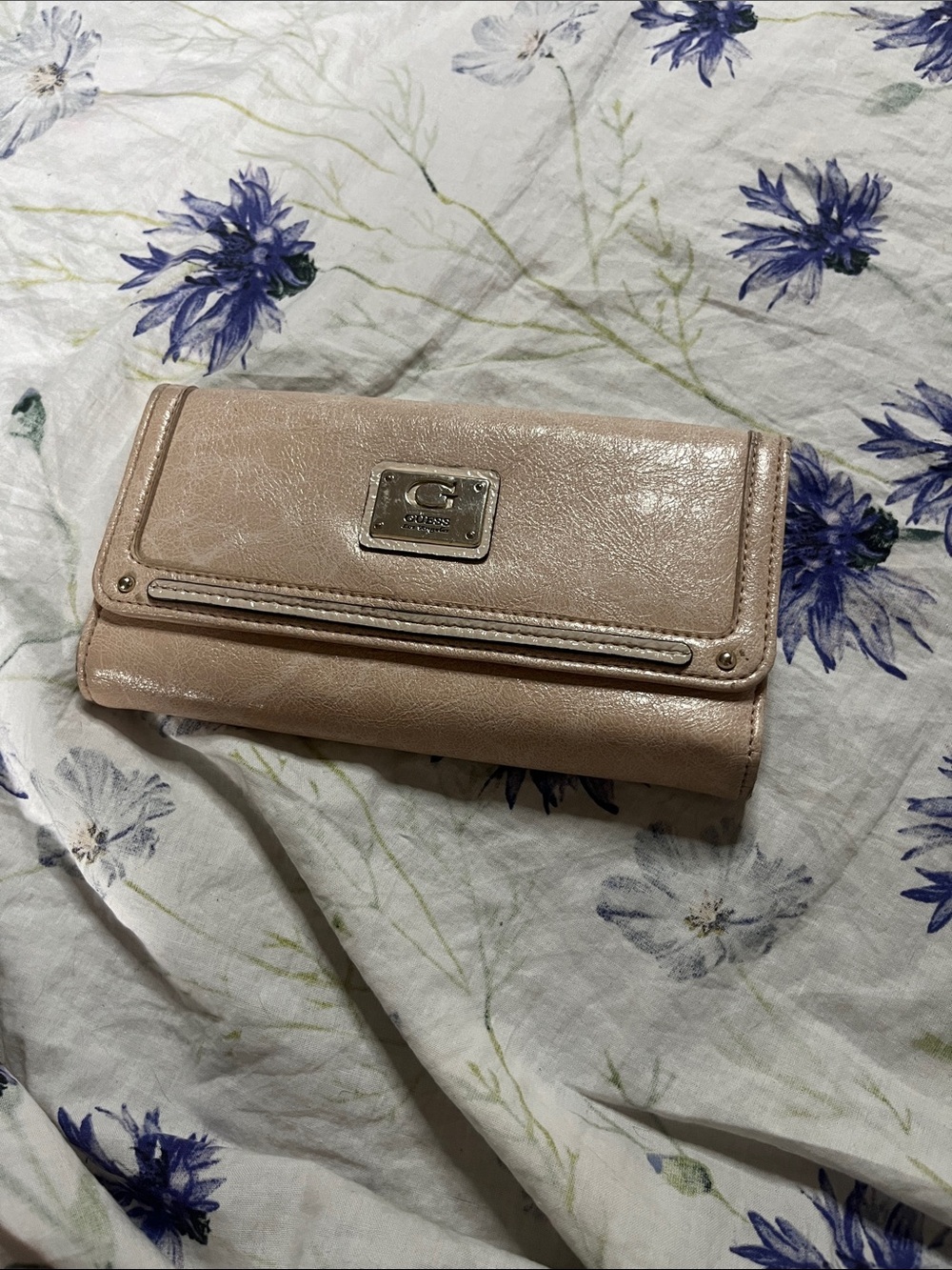 Guess Metallic Light Pink Trifold Wallet – Logo Plaque Flap Wallet 💗✨